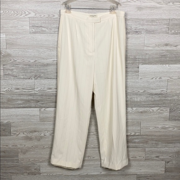 Amanda Smith White 2pC Pant Suit - Picture 5 of 14